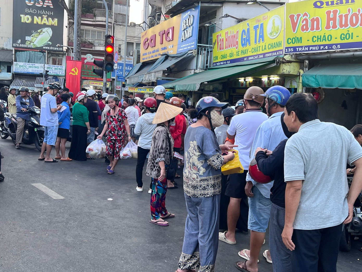 Xếp h&agrave;ng mua g&agrave; luộc, vịt quay c&uacute;ng &lsquo;h&oacute;a v&agrave;ng&rsquo; m&ugrave;ng 3 Tết- Ảnh 9.