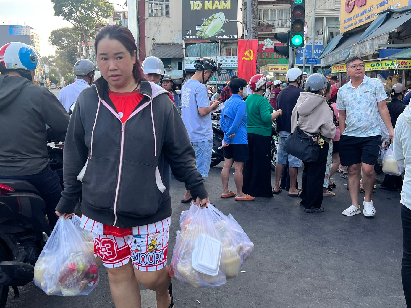 Xếp h&agrave;ng mua g&agrave; luộc, vịt quay c&uacute;ng &lsquo;h&oacute;a v&agrave;ng&rsquo; m&ugrave;ng 3 Tết- Ảnh 6.