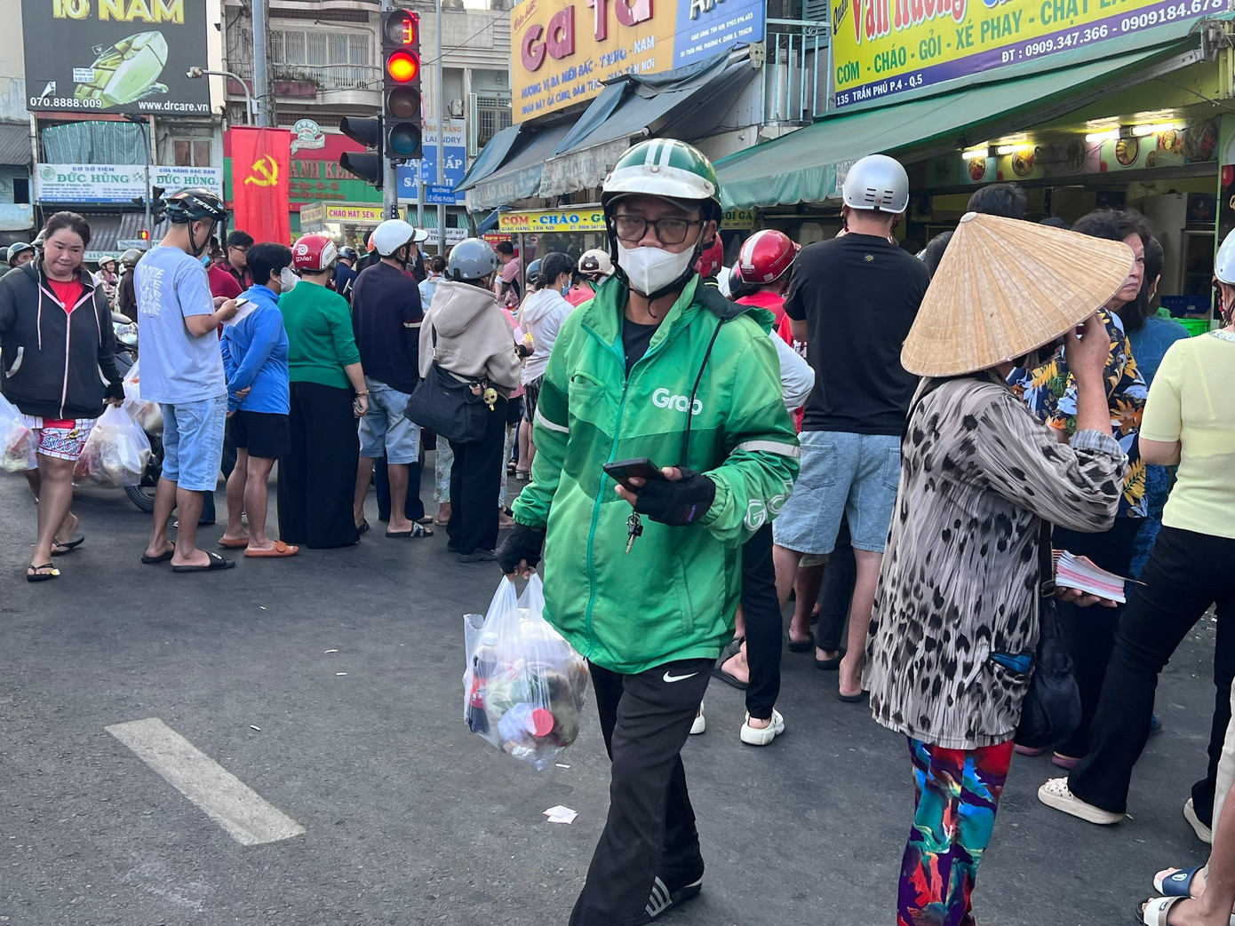 Xếp h&agrave;ng mua g&agrave; luộc, vịt quay c&uacute;ng &lsquo;h&oacute;a v&agrave;ng&rsquo; m&ugrave;ng 3 Tết- Ảnh 7.