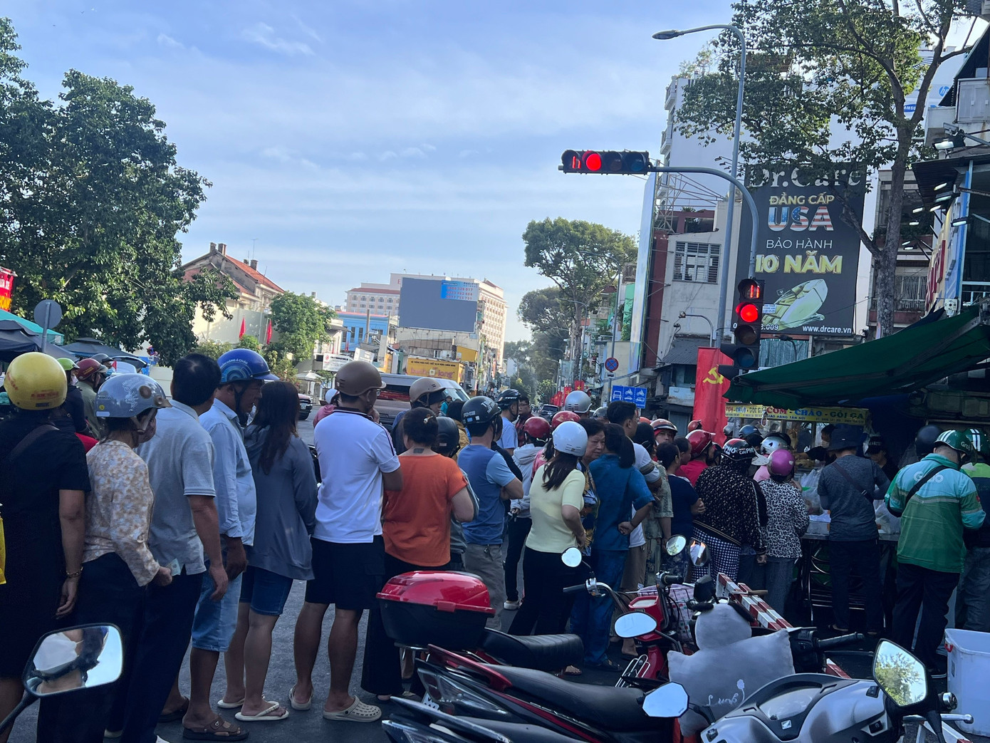 Xếp h&agrave;ng mua g&agrave; luộc, vịt quay c&uacute;ng &lsquo;h&oacute;a v&agrave;ng&rsquo; m&ugrave;ng 3 Tết- Ảnh 10.