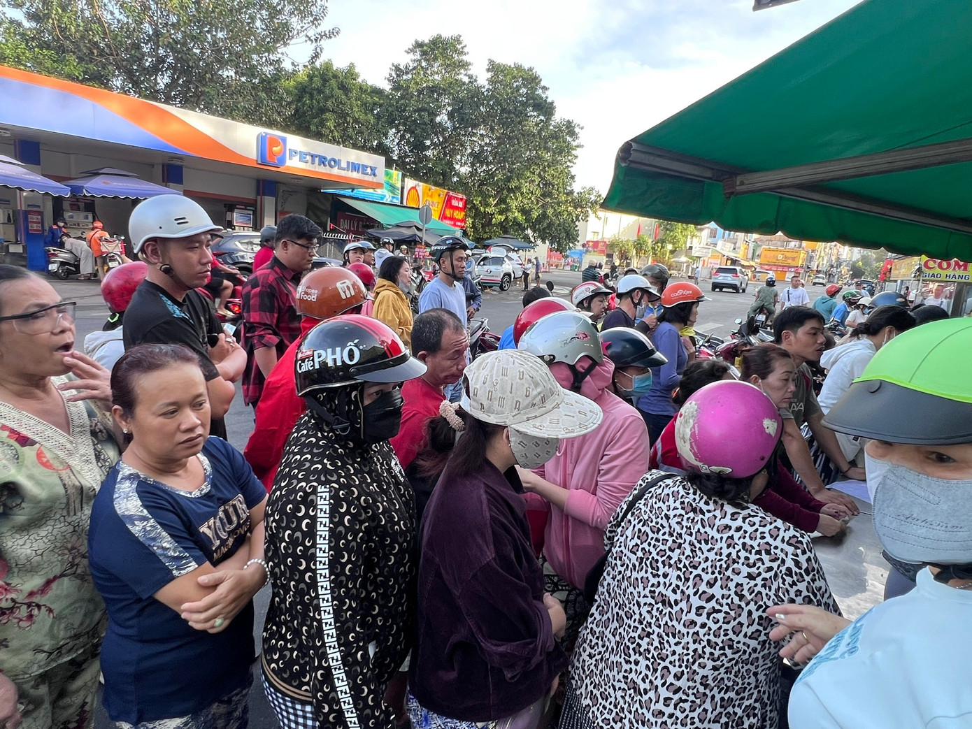 Xếp h&agrave;ng mua g&agrave; luộc, vịt quay c&uacute;ng &lsquo;h&oacute;a v&agrave;ng&rsquo; m&ugrave;ng 3 Tết- Ảnh 11.