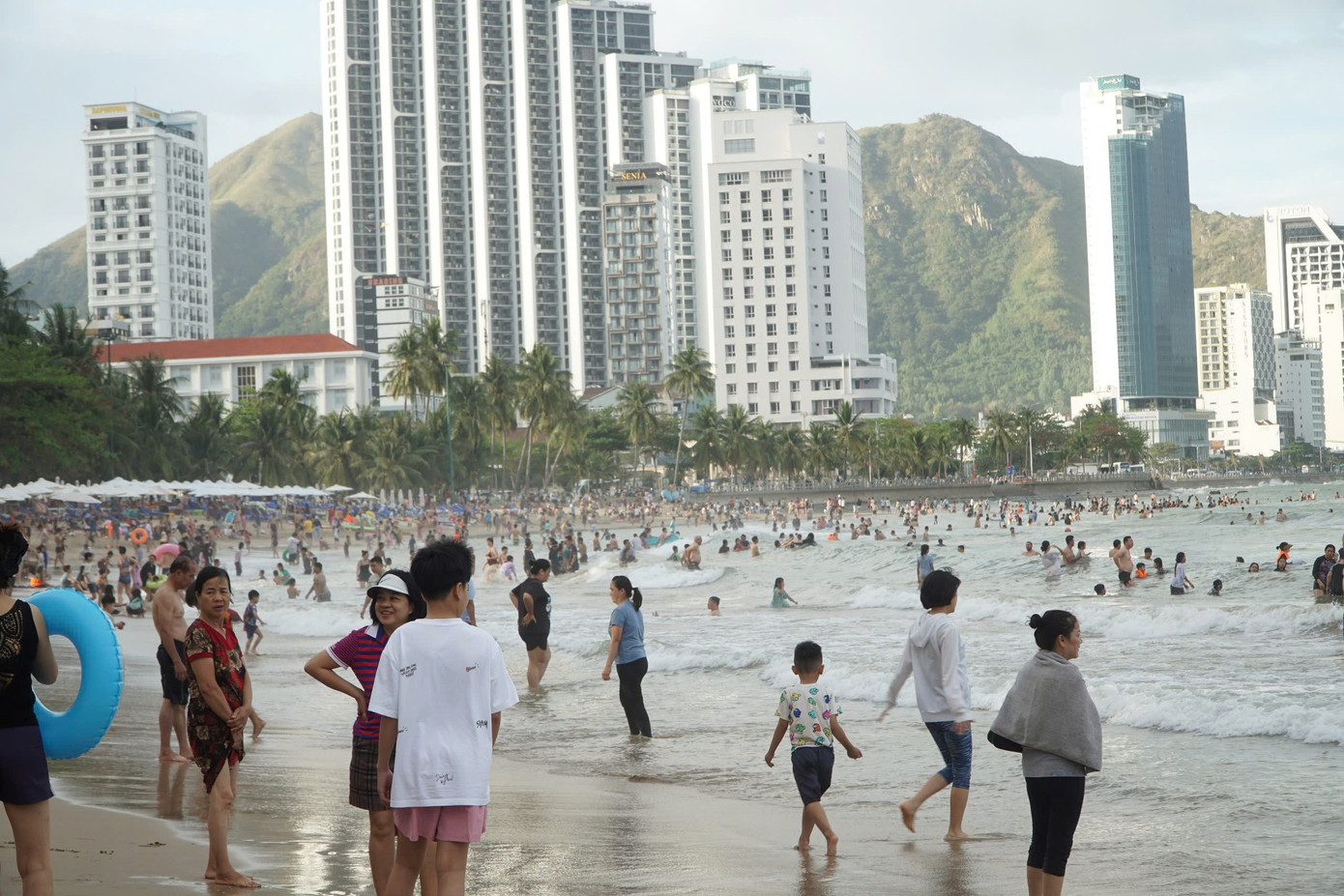 B&atilde;i biển Nha Trang đ&ocirc;ng nghịt- Ảnh 1.