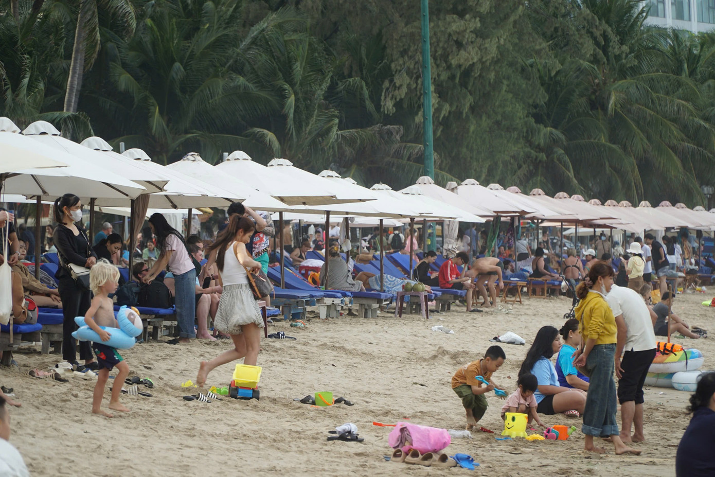 B&atilde;i biển Nha Trang đ&ocirc;ng nghịt- Ảnh 3.