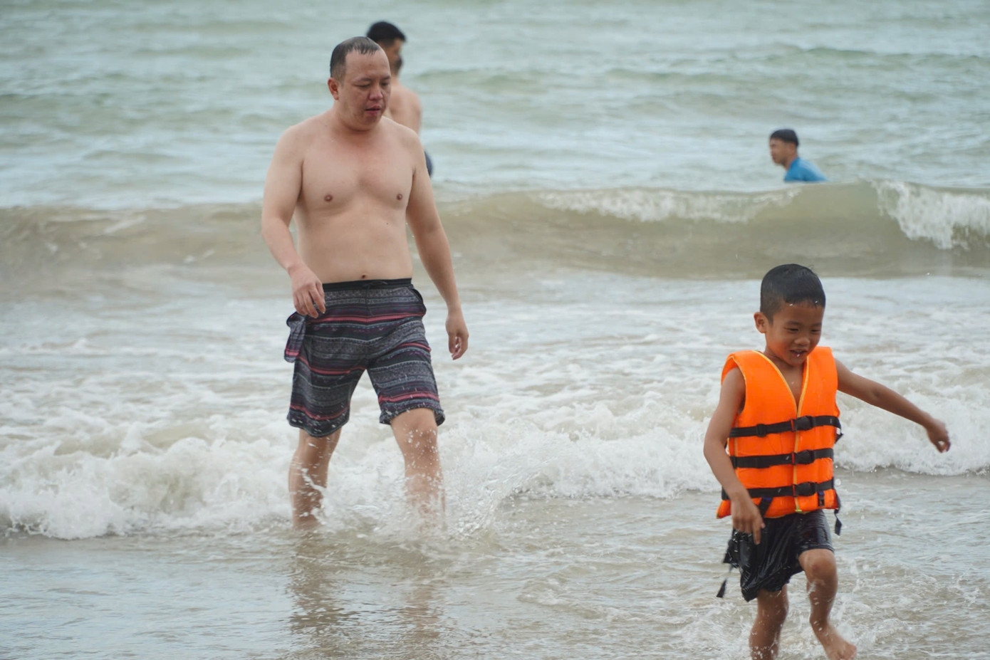 B&atilde;i biển Nha Trang đ&ocirc;ng nghịt- Ảnh 6.