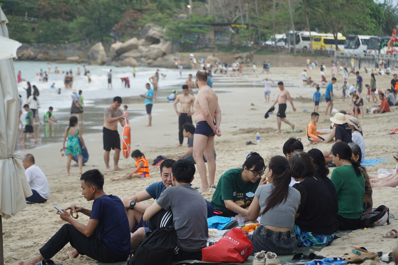 B&atilde;i biển Nha Trang đ&ocirc;ng nghịt- Ảnh 2.