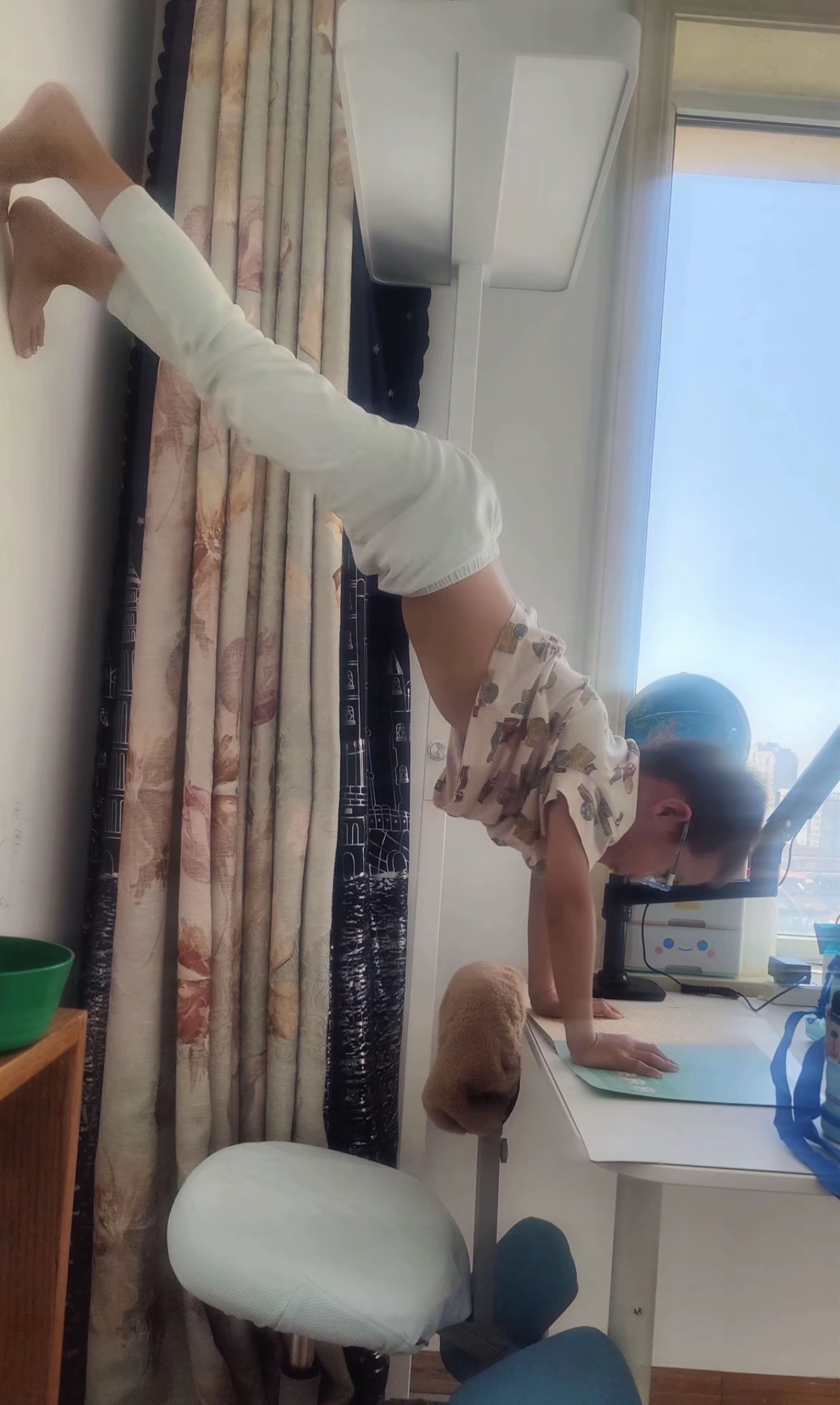 Bộ sưu tập tư thế l&agrave;m b&agrave;i tập của học sinh tiểu học: Nh&igrave;n th&ocirc;i đ&atilde; thấy "tức c&aacute;i lồng ngực"!- Ảnh 7.