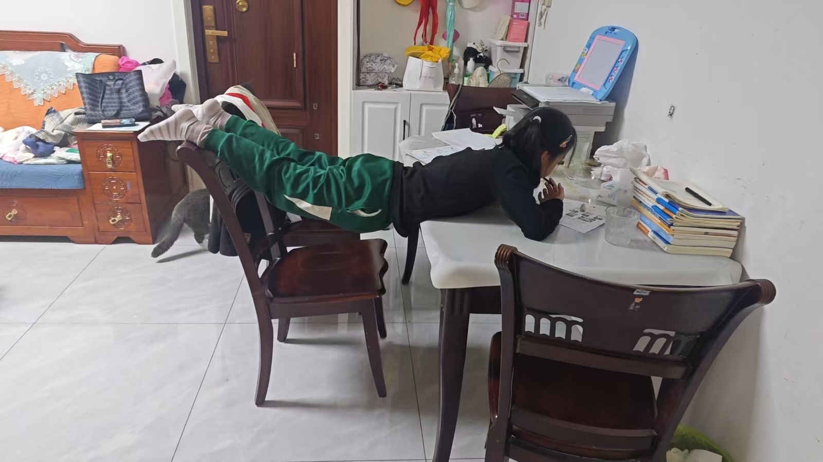 Bộ sưu tập tư thế l&agrave;m b&agrave;i tập của học sinh tiểu học: Nh&igrave;n th&ocirc;i đ&atilde; thấy "tức c&aacute;i lồng ngực"!- Ảnh 2.