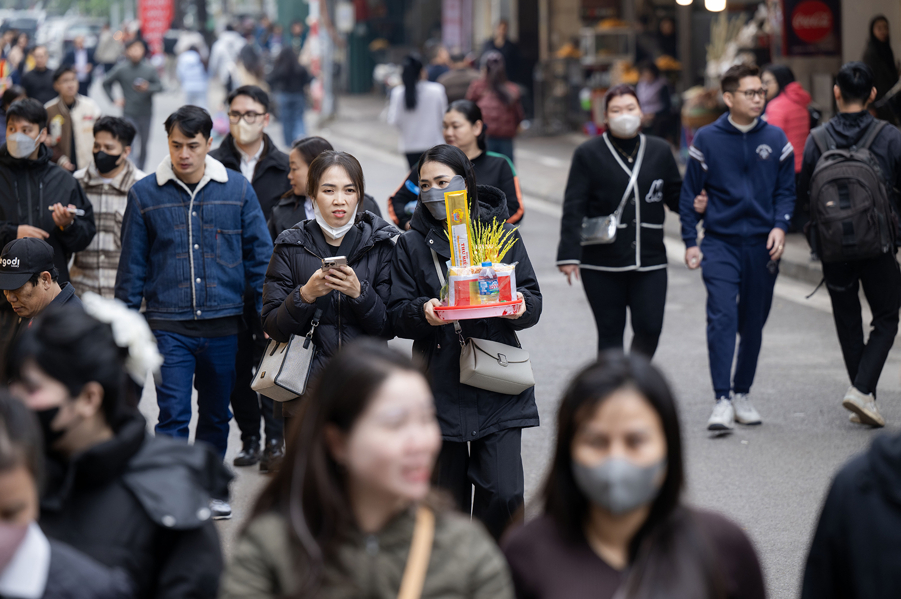 Giữa trưa Rằm th&aacute;ng Chạp, Phủ T&acirc;y Hồ đ&ocirc;ng đ&uacute;c v&igrave; d&ograve;ng người chen k&iacute;n đi tạ lễ cuối năm- Ảnh 1.