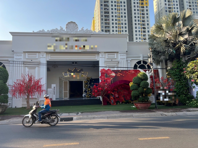 X&aacute;c định nguy&ecirc;n nh&acirc;n nữ c&ocirc;ng nh&acirc;n đang h&aacute;t trong tiệc tất ni&ecirc;n bất ngờ gục xuống, tử vong- Ảnh 1.