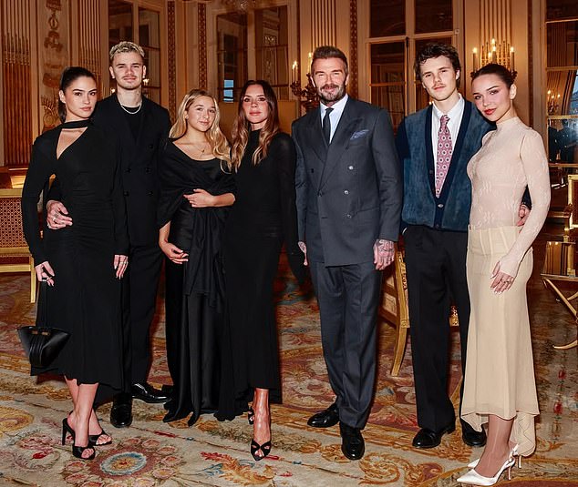 Lo cho tiểu thư Harper: David Beckham v&agrave; Victoria đang đặt con g&aacute;i v&agrave;o một canh bạc qu&aacute; rủi ro- Ảnh 2.