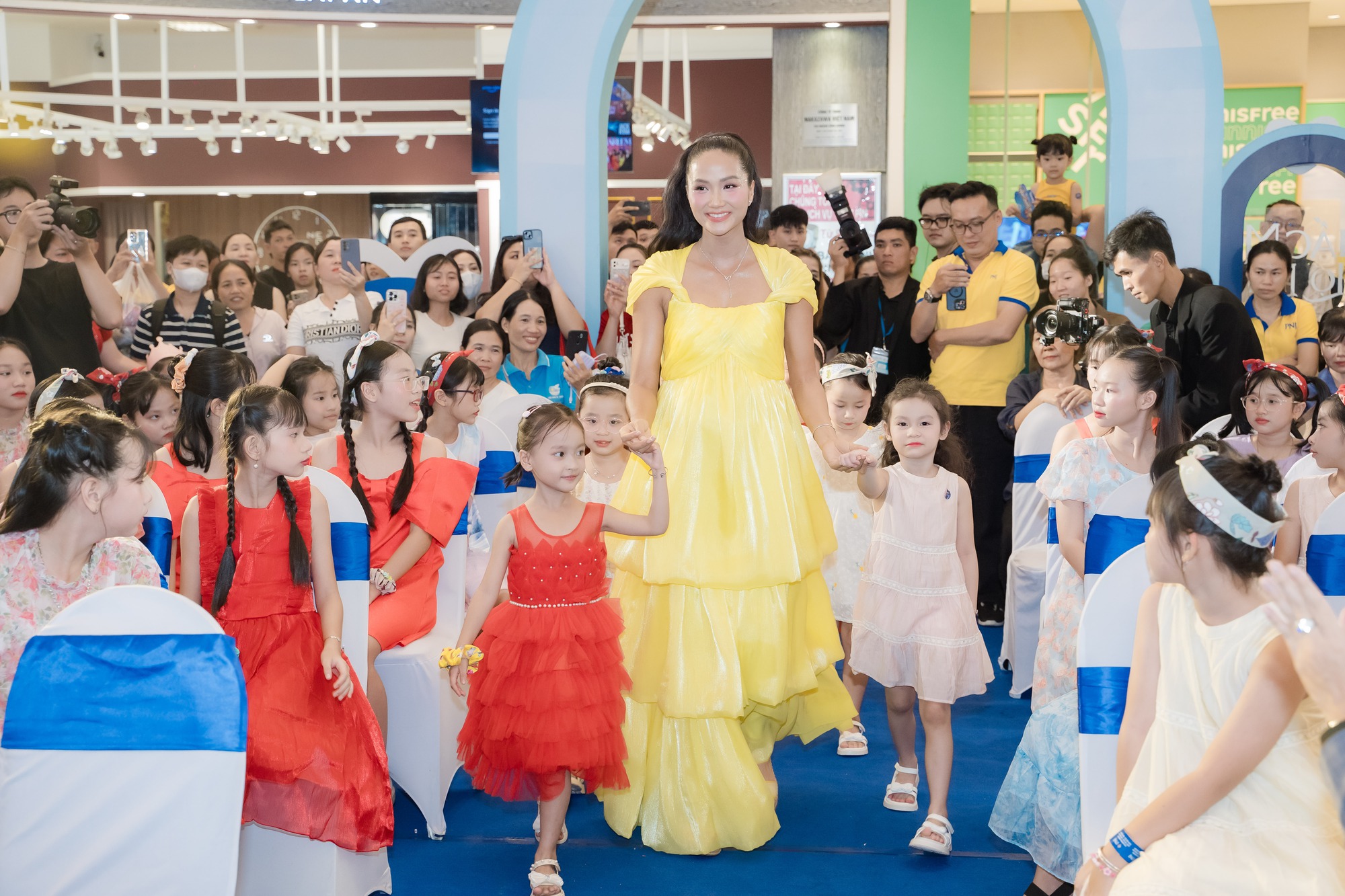 "Giấc mơ Lọ Lem" v&agrave; ph&eacute;p m&agrave;u c&oacute; thật cho 1000 trẻ em g&aacute;i Việt- Ảnh 2.