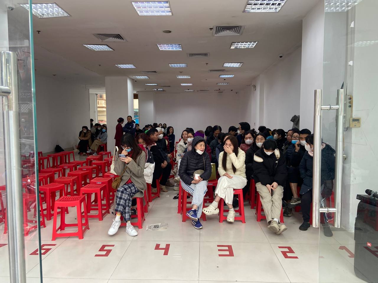 Người mua v&agrave;ng, mua bạc h&ocirc;m nay: Xếp h&agrave;ng từ 3h s&aacute;ng đến gần 11h trưa mới đến lượt, đi l&uacute;c 6-7h th&igrave; x&aacute;c định về tay kh&ocirc;ng- Ảnh 6.