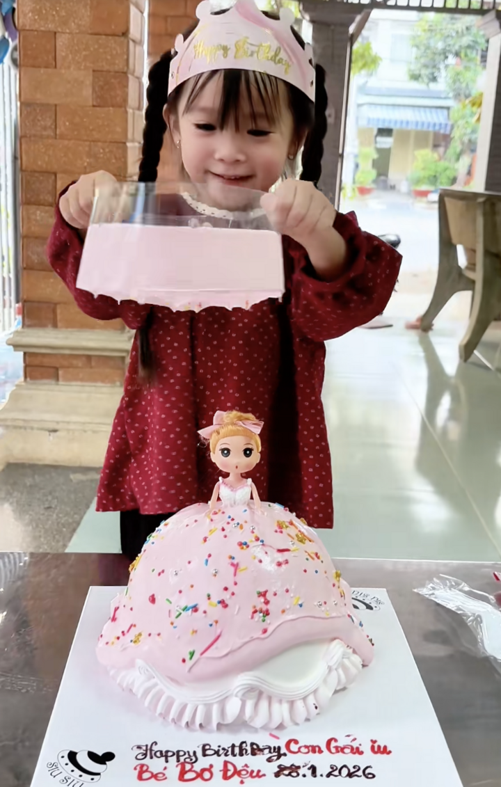 Kịch t&iacute;nh như "mở t&uacute;i m&ugrave;", trend b&aacute;nh kem chảy v&aacute;y c&ocirc;ng ch&uacute;a g&acirc;y sốt TikTok- Ảnh 2.