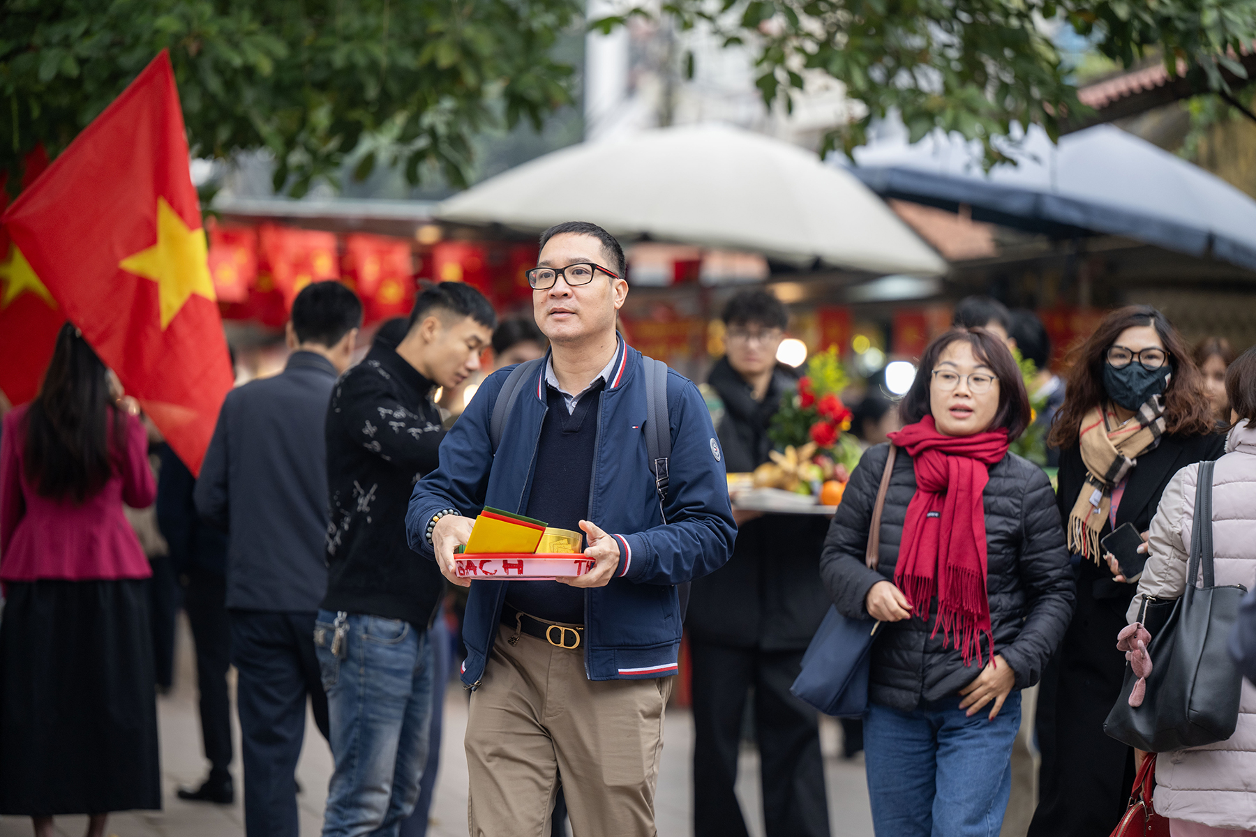 Giữa trưa Rằm th&aacute;ng Chạp, Phủ T&acirc;y Hồ đ&ocirc;ng đ&uacute;c v&igrave; d&ograve;ng người chen k&iacute;n đi tạ lễ cuối năm- Ảnh 2.