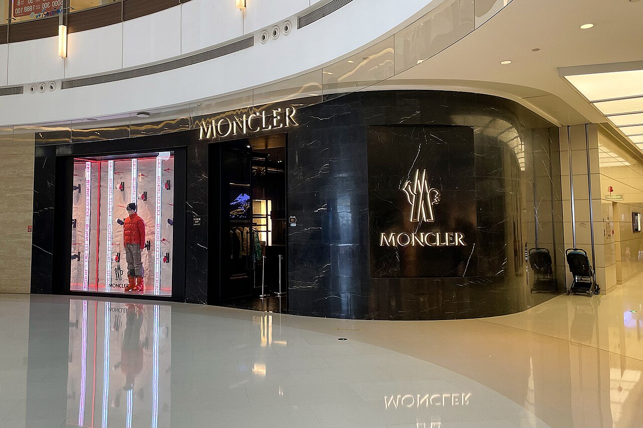 Fashion show giữa n&uacute;i tuyết khiến d&agrave;n sao phải &ldquo;liều m&igrave;nh&rdquo; trong đ&ecirc;m tối, Jennie bị lu mờ trước cảnh đẹp c&oacute; một kh&ocirc;ng hai- Ảnh 19.