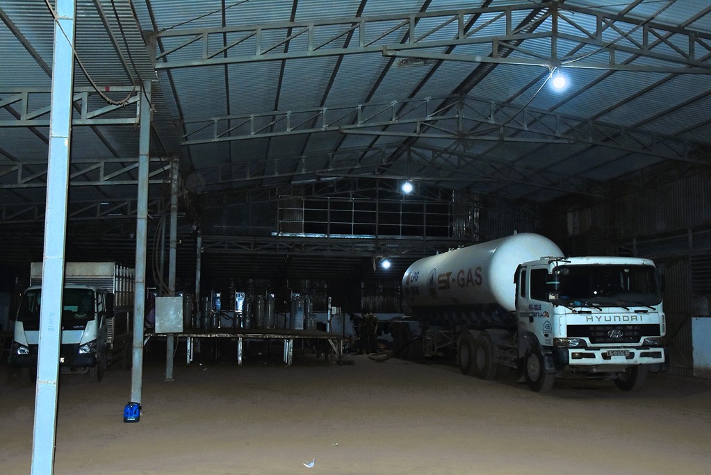 Đồng loạt kh&aacute;m x&eacute;t 10 địa điểm trong chuy&ecirc;n &aacute;n lớn, bắt 16 đối tượng, thu h&agrave;ng trăm tấn tang vật- Ảnh 9.