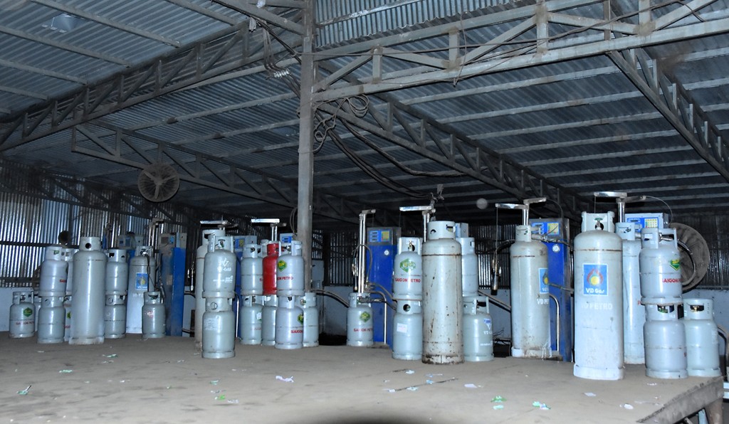 Đồng loạt kh&aacute;m x&eacute;t 10 địa điểm trong chuy&ecirc;n &aacute;n lớn, bắt 16 đối tượng, thu h&agrave;ng trăm tấn tang vật- Ảnh 7.