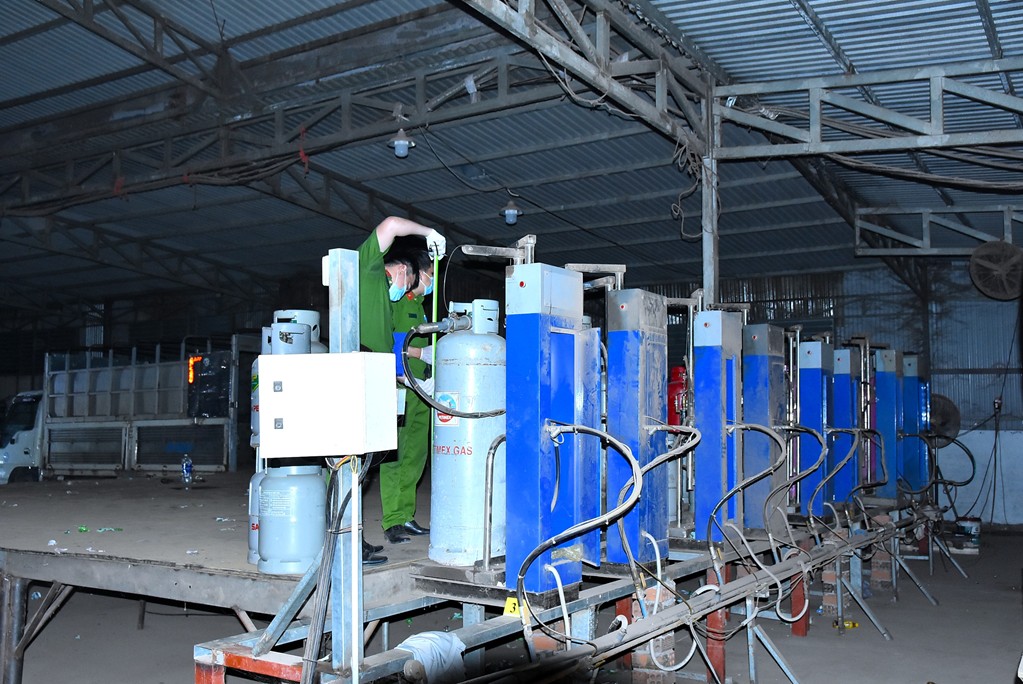 Đồng loạt kh&aacute;m x&eacute;t 10 địa điểm trong chuy&ecirc;n &aacute;n lớn, bắt 16 đối tượng, thu h&agrave;ng trăm tấn tang vật- Ảnh 10.