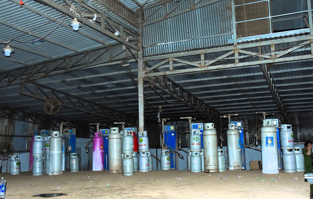 Đồng loạt kh&aacute;m x&eacute;t 10 địa điểm trong chuy&ecirc;n &aacute;n lớn, bắt 16 đối tượng, thu h&agrave;ng trăm tấn tang vật- Ảnh 6.