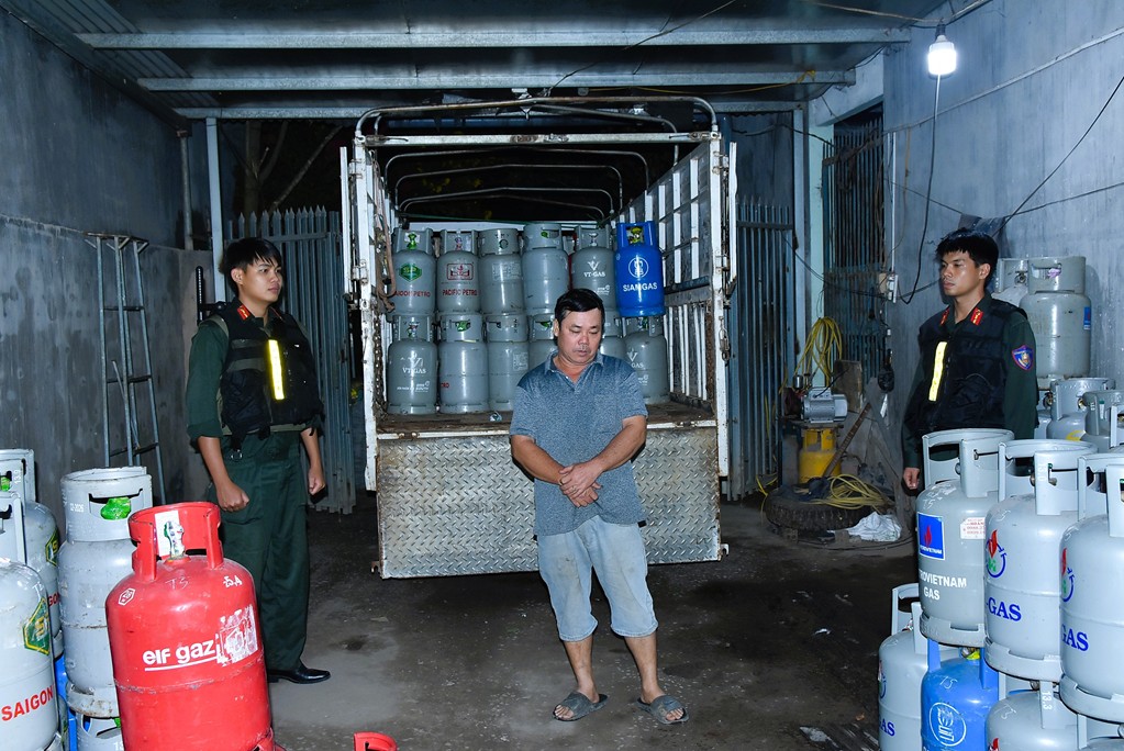 Đồng loạt kh&aacute;m x&eacute;t 10 địa điểm trong chuy&ecirc;n &aacute;n lớn, bắt 16 đối tượng, thu h&agrave;ng trăm tấn tang vật- Ảnh 2.