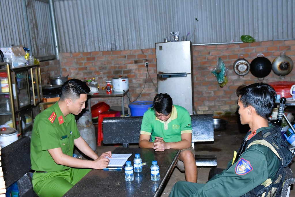 Đồng loạt kh&aacute;m x&eacute;t 10 địa điểm trong chuy&ecirc;n &aacute;n lớn, bắt 16 đối tượng, thu h&agrave;ng trăm tấn tang vật- Ảnh 3.