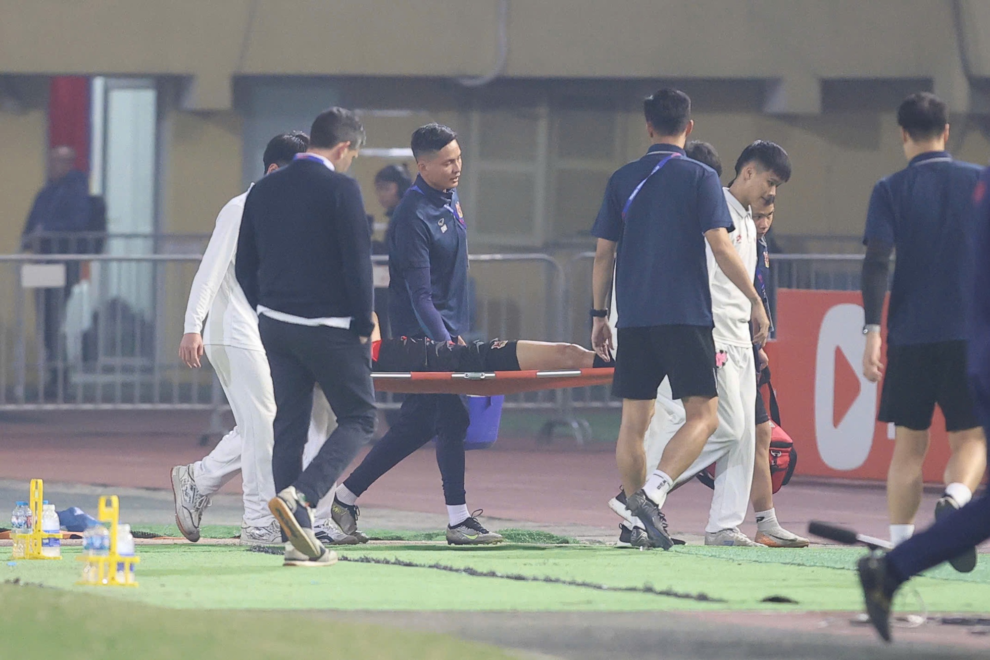 Văn Hậu chấn thương phải rời sân bằng cáng- Ảnh 5. Văn Hậu chấn thương phải rời sân bằng cáng- Ảnh 5.