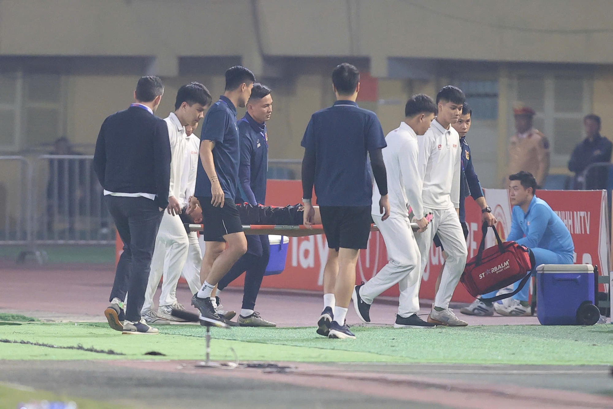 Văn Hậu chấn thương phải rời sân bằng cáng- Ảnh 6. Văn Hậu chấn thương phải rời sân bằng cáng- Ảnh 6.