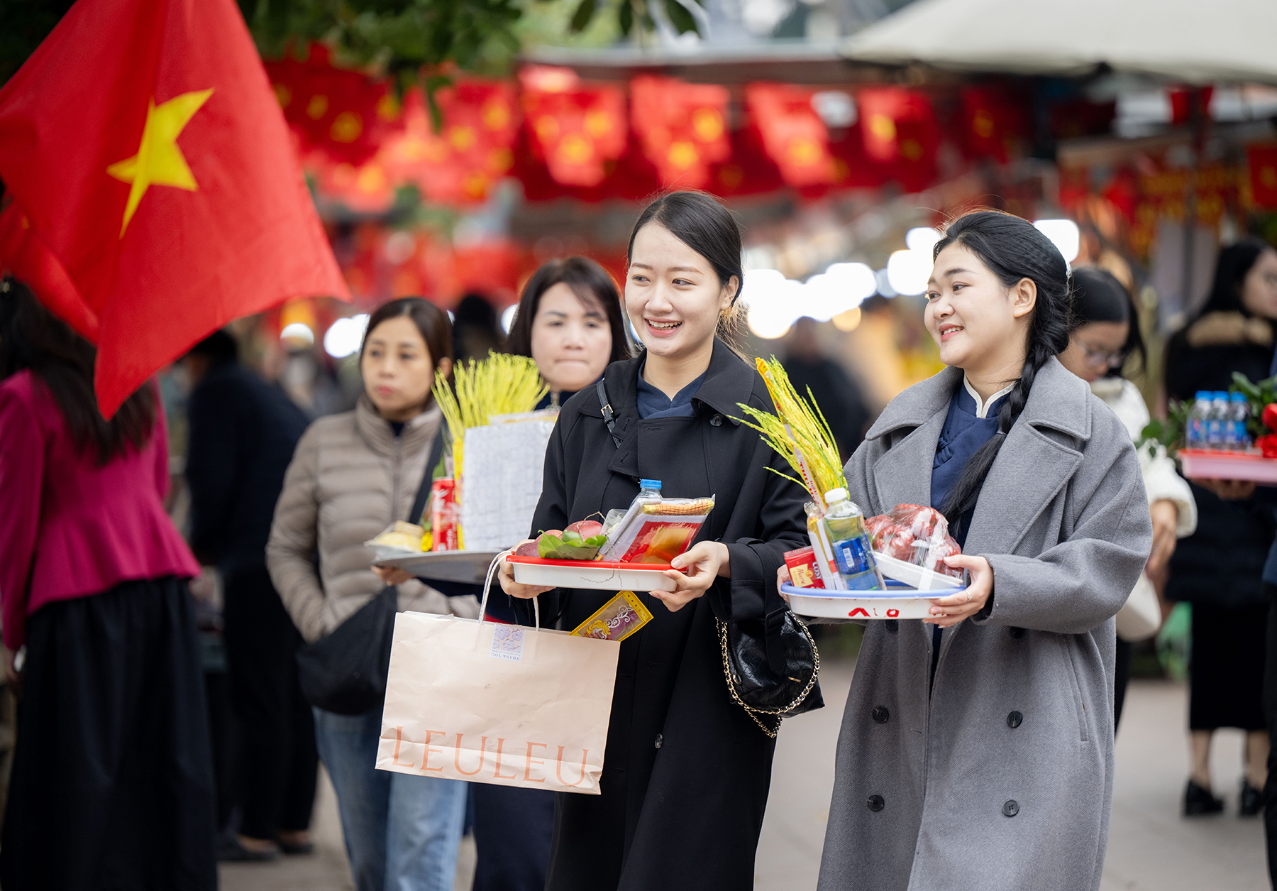 Giữa trưa Rằm th&aacute;ng Chạp, Phủ T&acirc;y Hồ đ&ocirc;ng đ&uacute;c v&igrave; d&ograve;ng người chen k&iacute;n đi tạ lễ cuối năm- Ảnh 3.