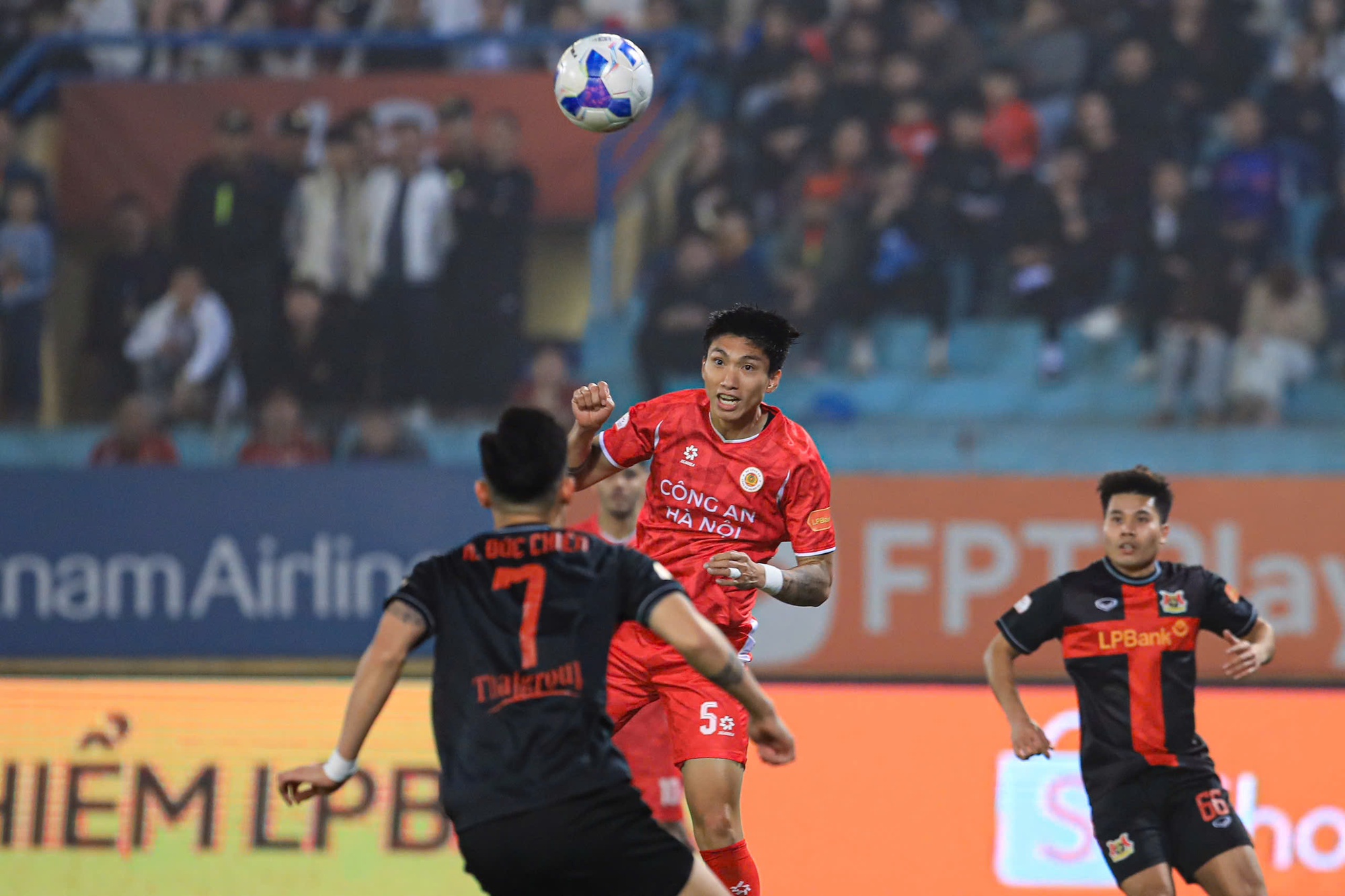 Văn Hậu chấn thương phải rời sân bằng cáng- Ảnh 8. Văn Hậu chấn thương phải rời sân bằng cáng- Ảnh 8.