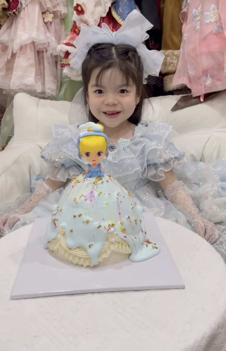 Kịch t&iacute;nh như "mở t&uacute;i m&ugrave;", trend b&aacute;nh kem chảy v&aacute;y c&ocirc;ng ch&uacute;a g&acirc;y sốt TikTok- Ảnh 4.