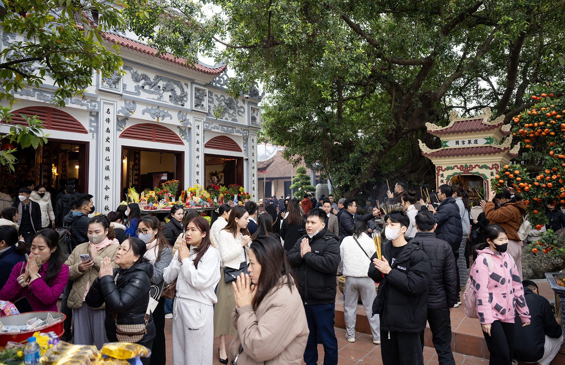 Giữa trưa Rằm th&aacute;ng Chạp, Phủ T&acirc;y Hồ đ&ocirc;ng đ&uacute;c v&igrave; d&ograve;ng người chen k&iacute;n đi tạ lễ cuối năm- Ảnh 5.