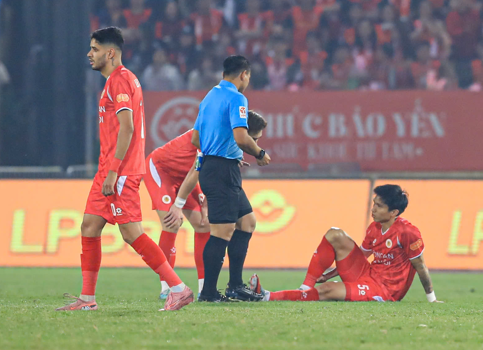 Văn Hậu chấn thương phải rời sân bằng cáng- Ảnh 2. Văn Hậu chấn thương phải rời sân bằng cáng- Ảnh 2.