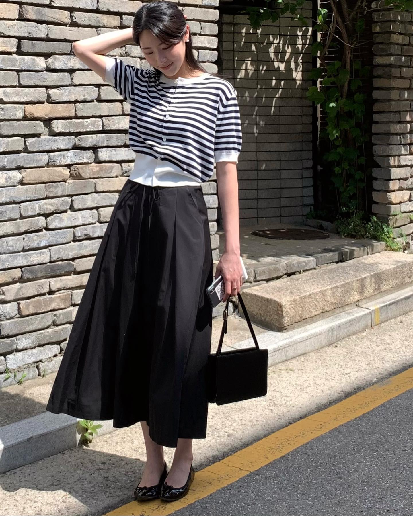 Kh&ocirc;ng chỉ mỗi quần jeans mới hack tuổi, 4 item n&agrave;y cũng trẻ h&oacute;a phong c&aacute;ch cực tốt- Ảnh 1.