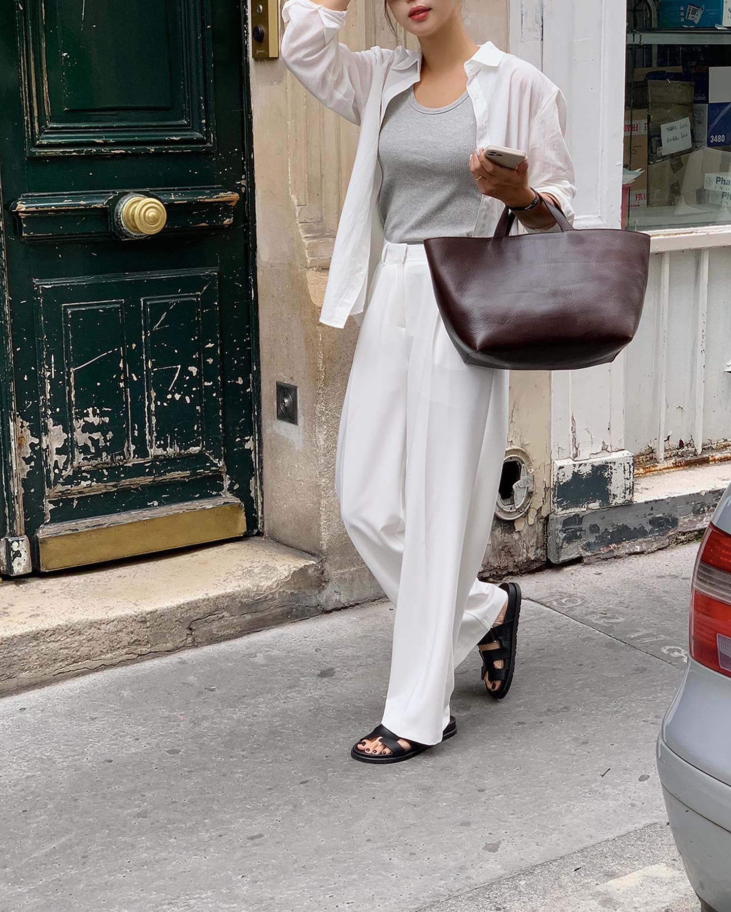 Kh&ocirc;ng chỉ mỗi quần jeans mới hack tuổi, 4 item n&agrave;y cũng trẻ h&oacute;a phong c&aacute;ch cực tốt- Ảnh 9.