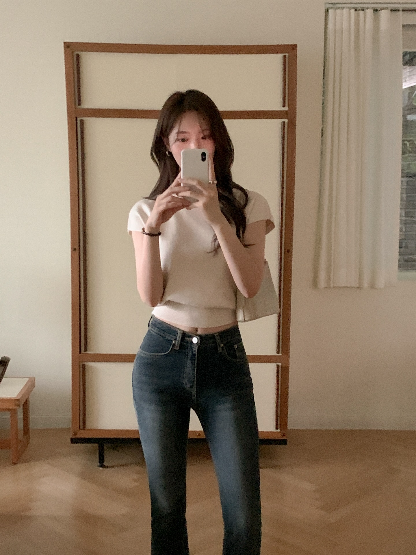 Kh&ocirc;ng chỉ mỗi quần jeans mới hack tuổi, 4 item n&agrave;y cũng trẻ h&oacute;a phong c&aacute;ch cực tốt- Ảnh 2.