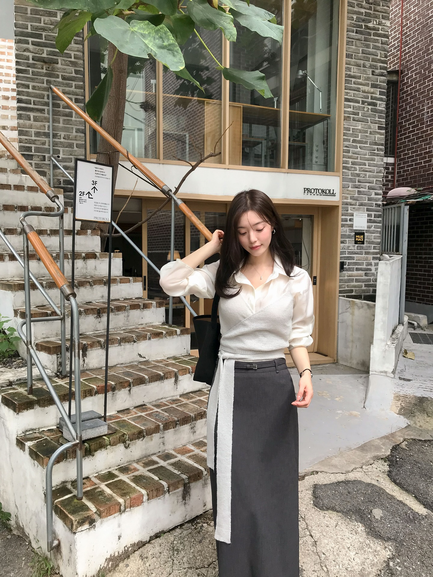 Kh&ocirc;ng chỉ mỗi quần jeans mới hack tuổi, 4 item n&agrave;y cũng trẻ h&oacute;a phong c&aacute;ch cực tốt- Ảnh 5.