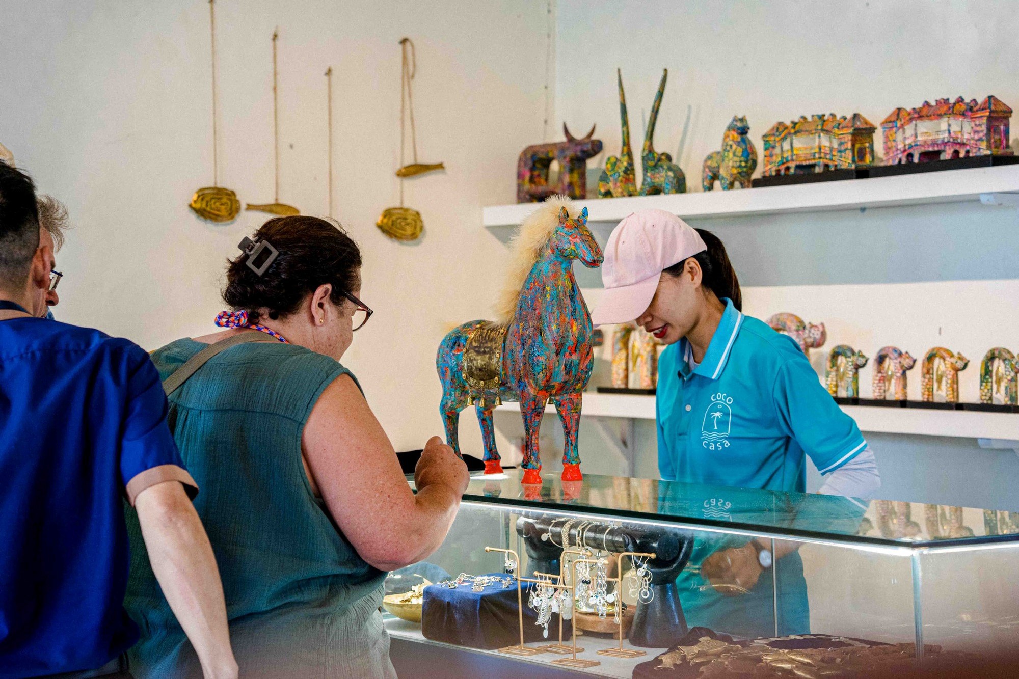 Cận cảnh "b&aacute;u vật" bất ngờ lộ diện từ những c&agrave;nh củi kh&ocirc; dạt v&agrave;o bờ biển Hội An sau mưa lũ- Ảnh 20.