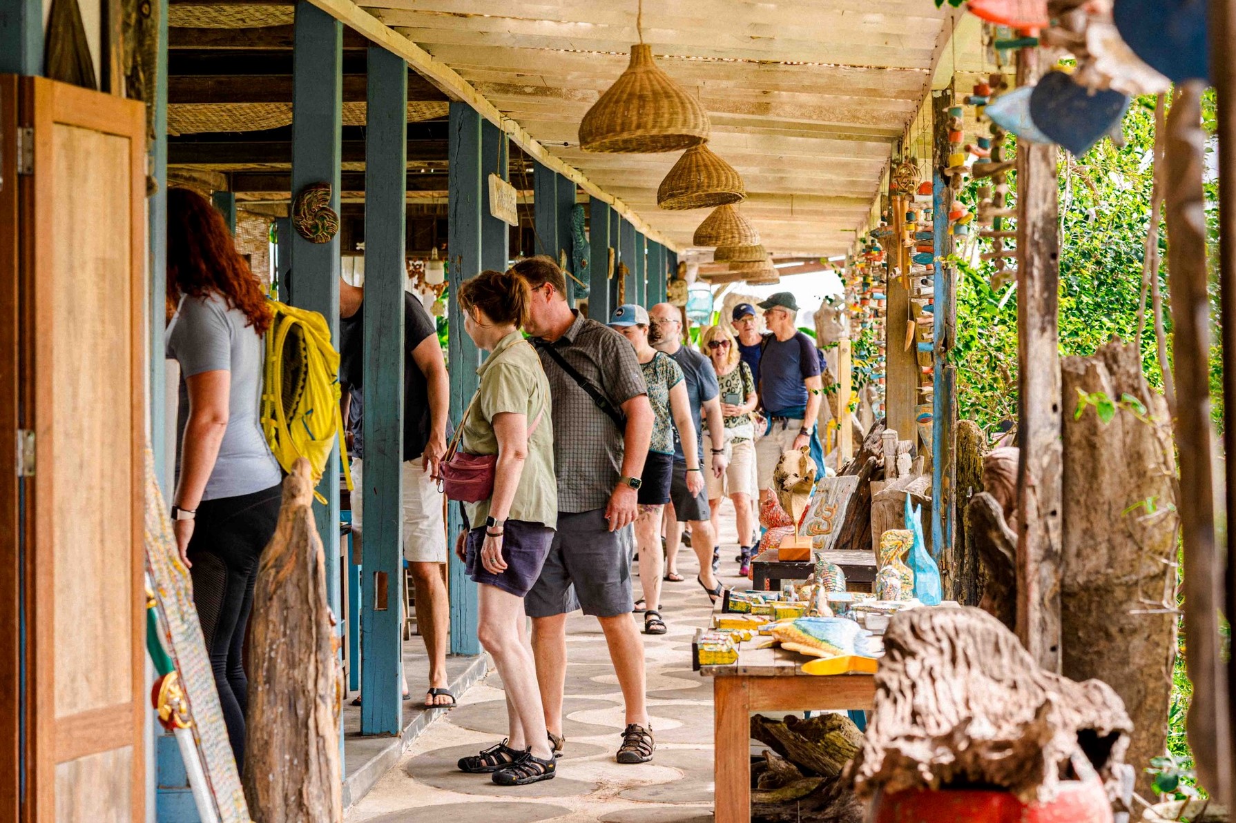 Cận cảnh "b&aacute;u vật" bất ngờ lộ diện từ những c&agrave;nh củi kh&ocirc; dạt v&agrave;o bờ biển Hội An sau mưa lũ- Ảnh 1.