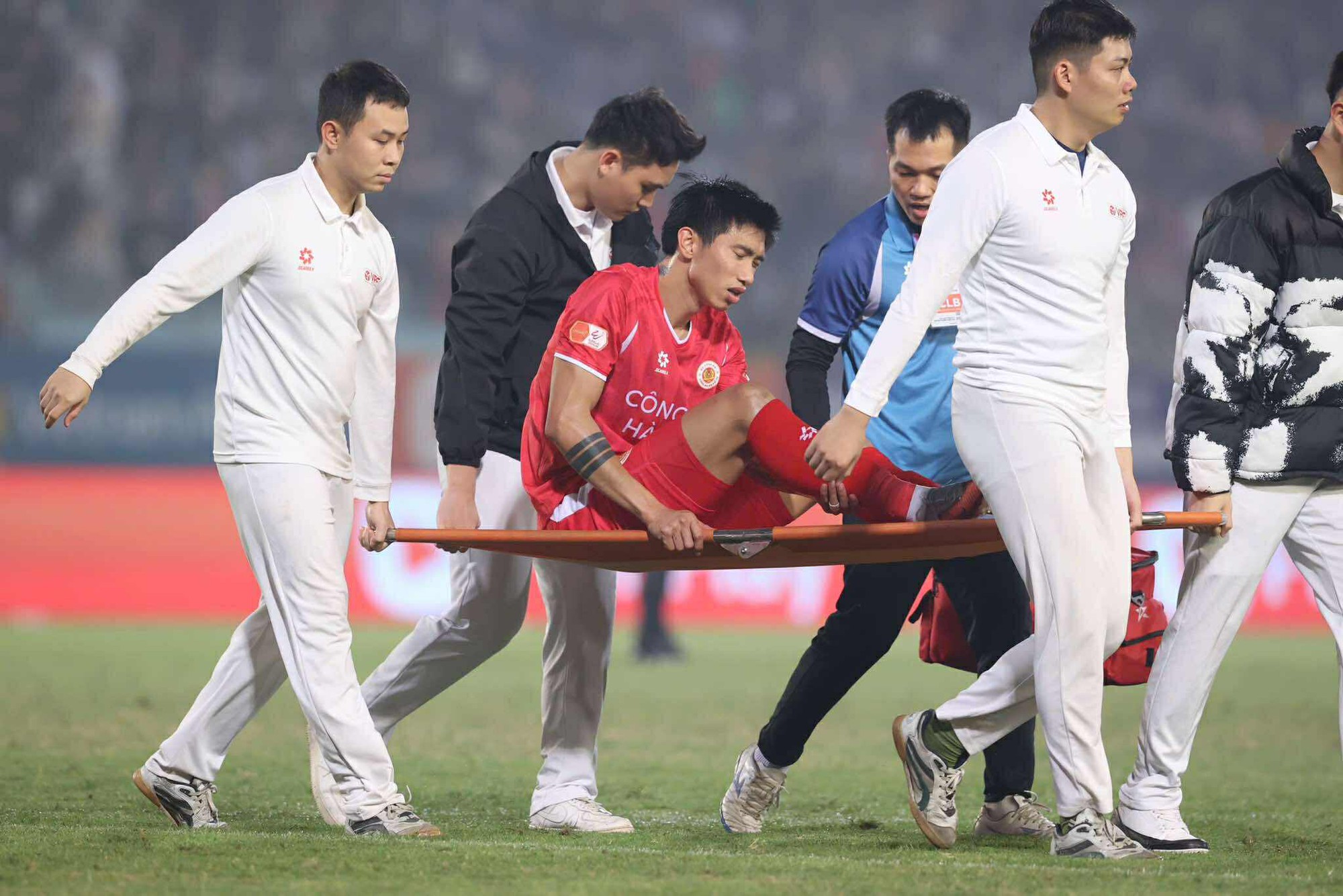 Văn Hậu chấn thương phải rời sân bằng cáng- Ảnh 3. Văn Hậu chấn thương phải rời sân bằng cáng- Ảnh 3.