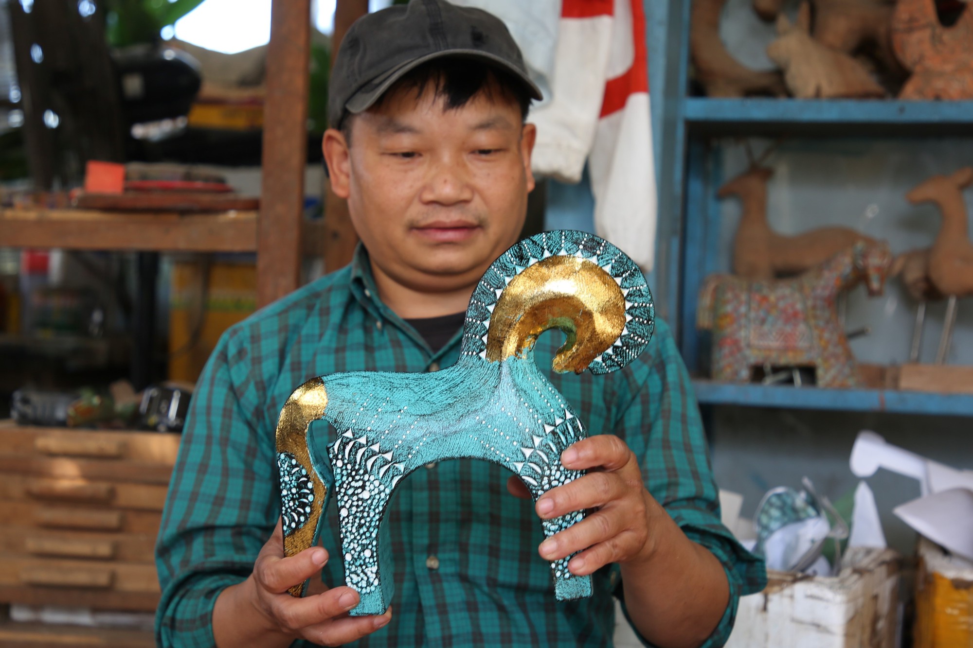 Cận cảnh "b&aacute;u vật" bất ngờ lộ diện từ những c&agrave;nh củi kh&ocirc; dạt v&agrave;o bờ biển Hội An sau mưa lũ- Ảnh 6.