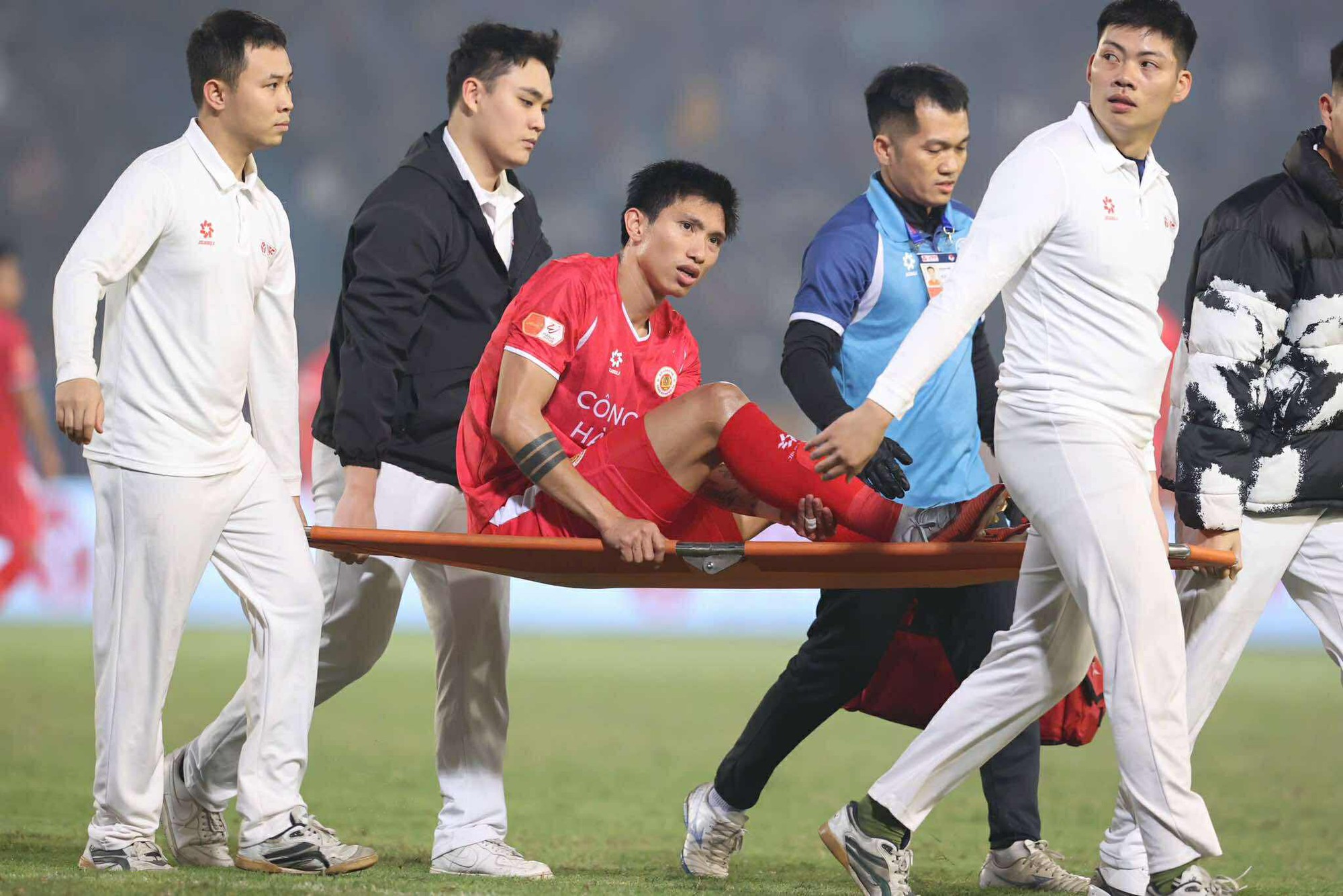 Văn Hậu chấn thương phải rời sân bằng cáng- Ảnh 4. Văn Hậu chấn thương phải rời sân bằng cáng- Ảnh 4.