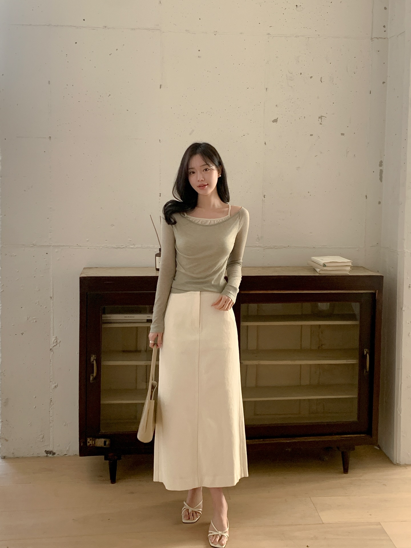 Kh&ocirc;ng chỉ mỗi quần jeans mới hack tuổi, 4 item n&agrave;y cũng trẻ h&oacute;a phong c&aacute;ch cực tốt- Ảnh 6.