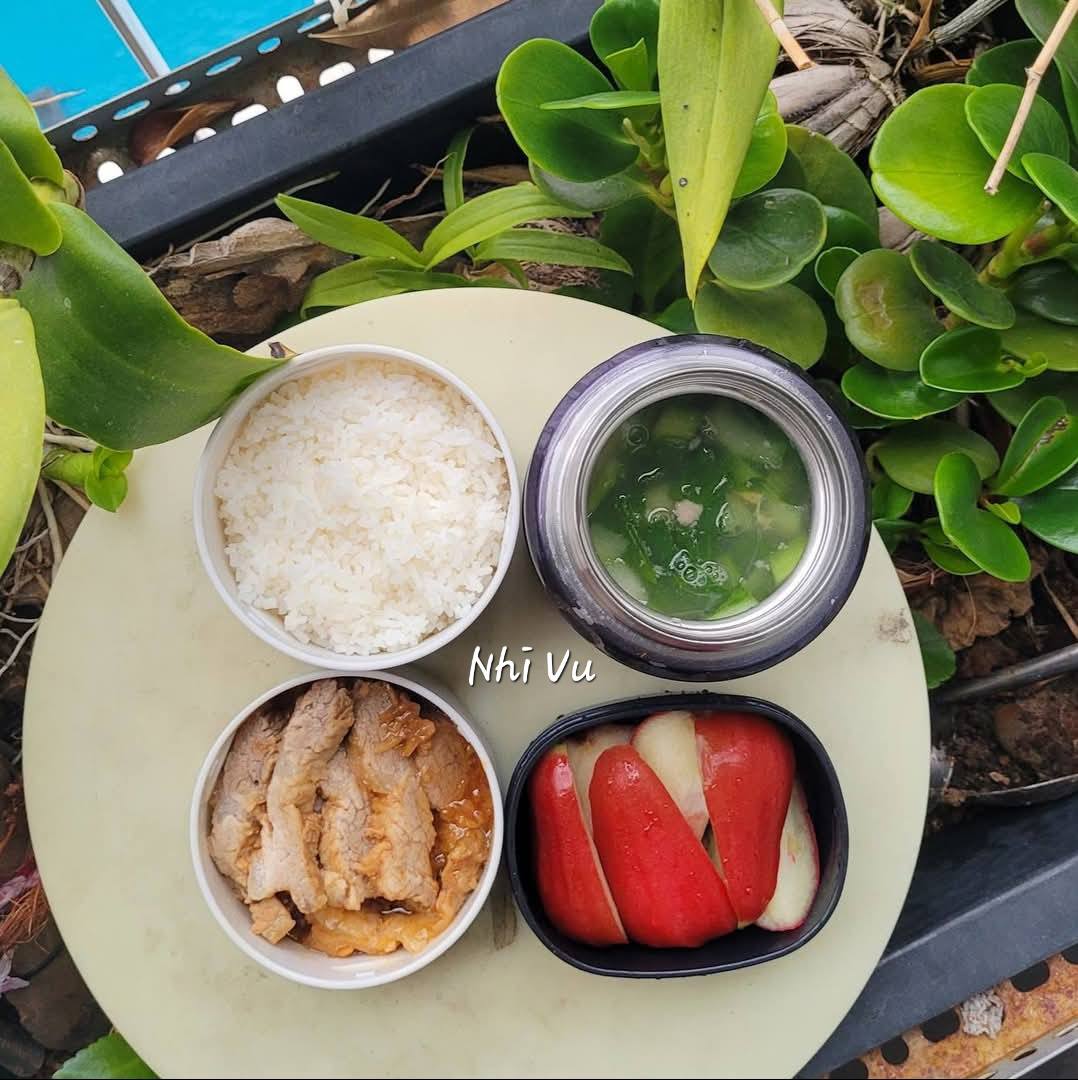 Mẹ TP HCM ph&aacute;t động &ldquo;chiến dịch nấu cơm 15 ph&uacute;t mỗi s&aacute;ng&rdquo; cho con mang đi học, phản ứng của b&eacute; g&aacute;i khiến mẹ ngỡ ng&agrave;ng- Ảnh 2.