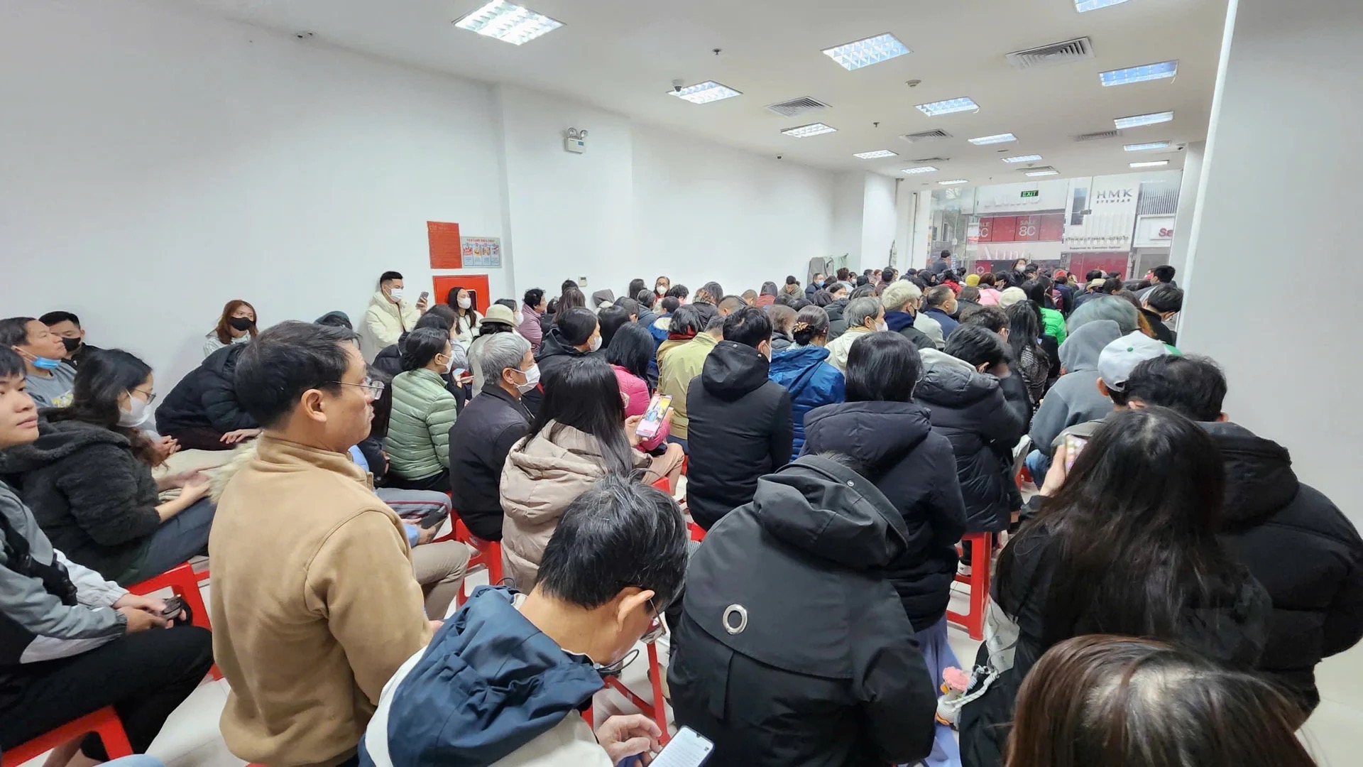 Sợ kh&ocirc;ng mua nhanh th&igrave; v&agrave;ng l&ecirc;n 200 triệu, người phụ nữ ở H&agrave; Nội r&uacute;t tiết kiệm đu đỉnh, lỗ đậm sau 2 ng&agrave;y- Ảnh 3.