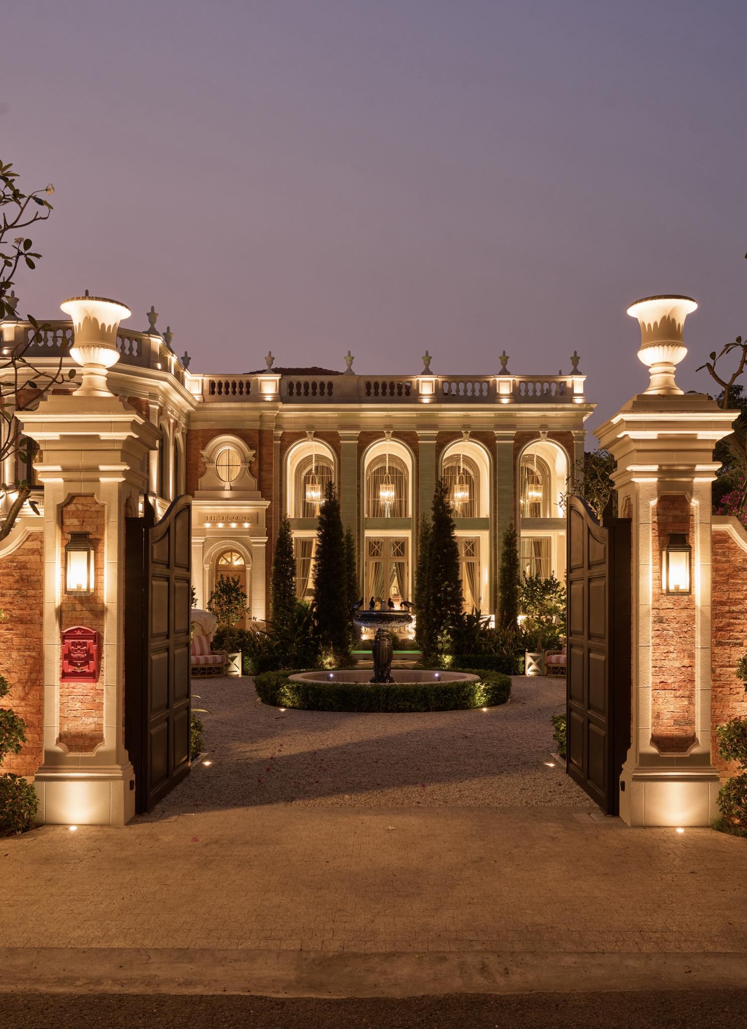 Biệt thự triệu đ&ocirc; ở TP.HCM của Th&aacute;i C&ocirc;ng bị ch&ecirc; 