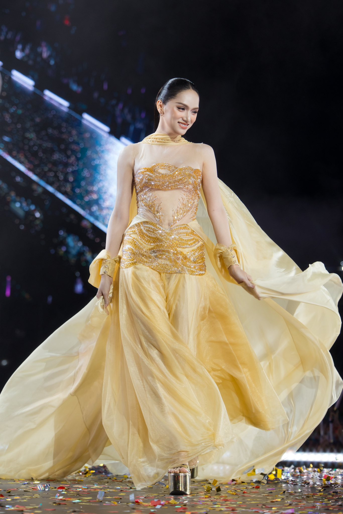 Fan concert H&ograve;a Minzy h&oacute;a s&acirc;n khấu Victoria's Secret: Tiểu Vy đẹp như ti&ecirc;n tử, Thanh Thủy v&agrave; cả d&agrave;n hậu 