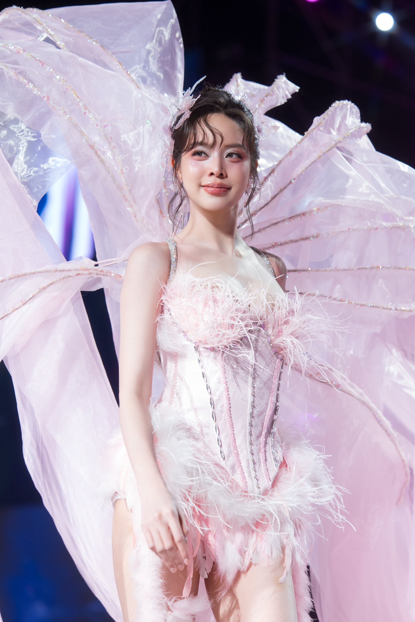 Fan concert H&ograve;a Minzy h&oacute;a s&acirc;n khấu Victoria's Secret: Tiểu Vy đẹp như ti&ecirc;n tử, Thanh Thủy v&agrave; cả d&agrave;n hậu 