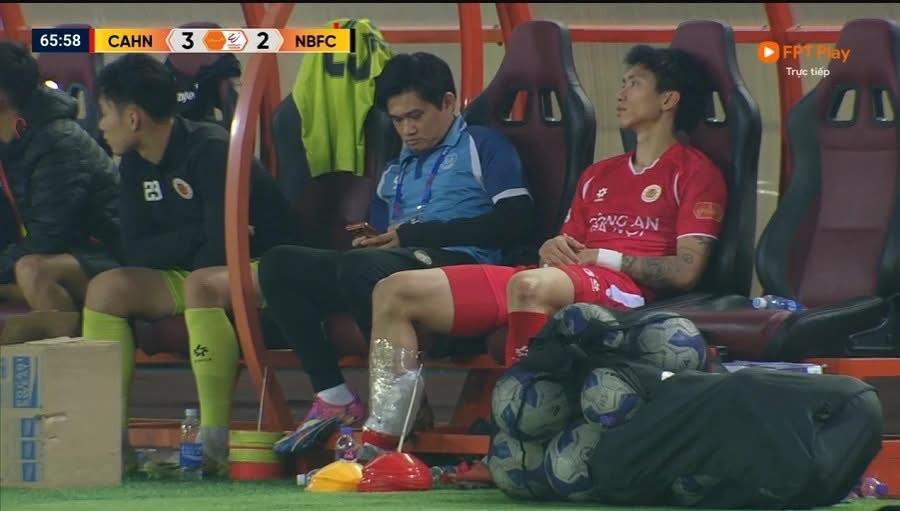 Văn Hậu chấn thương phải rời sân bằng cáng- Ảnh 7. Văn Hậu chấn thương phải rời sân bằng cáng- Ảnh 7.
