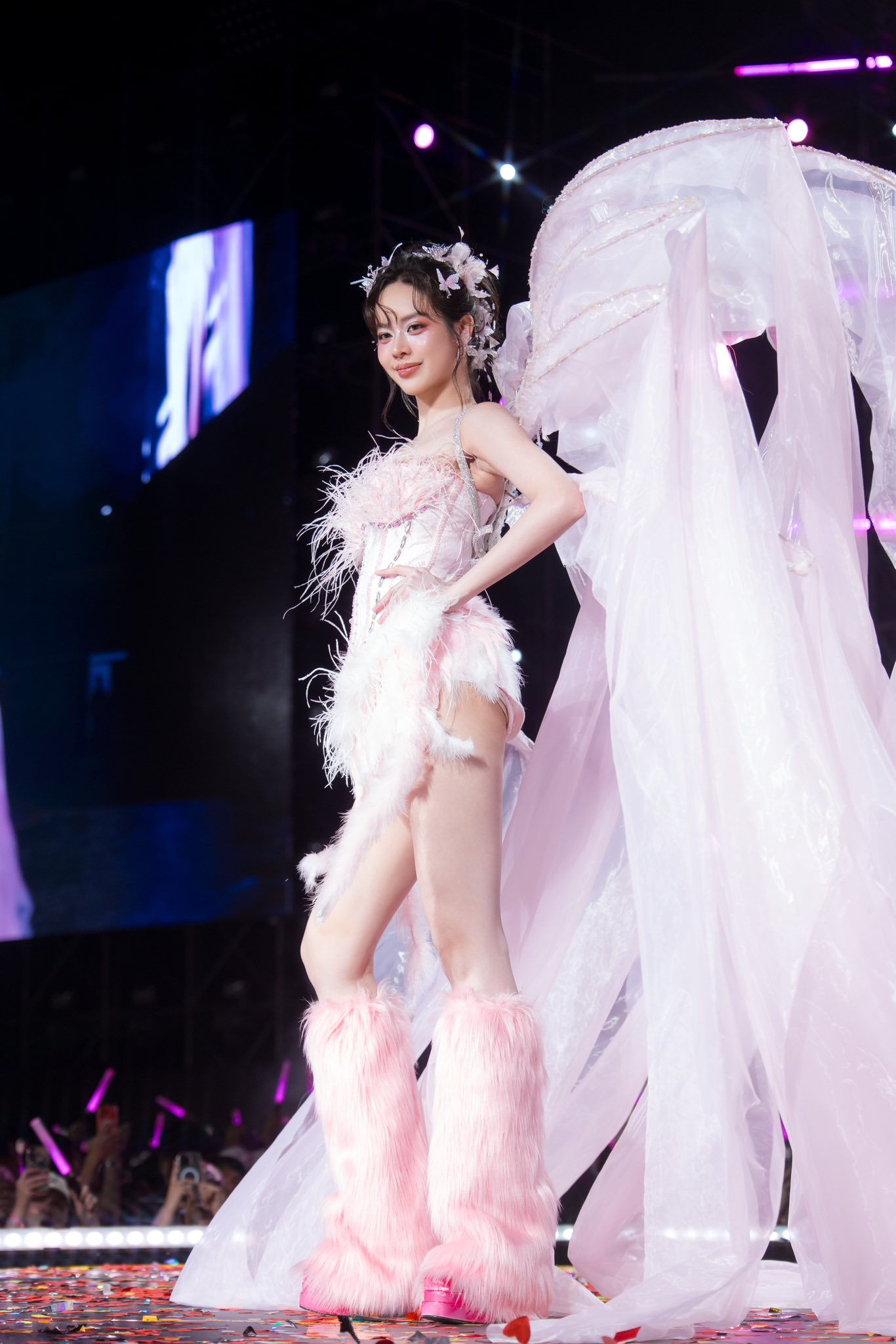 Fan concert H&ograve;a Minzy h&oacute;a s&acirc;n khấu Victoria's Secret: Tiểu Vy đẹp như ti&ecirc;n tử, Thanh Thủy v&agrave; cả d&agrave;n hậu 