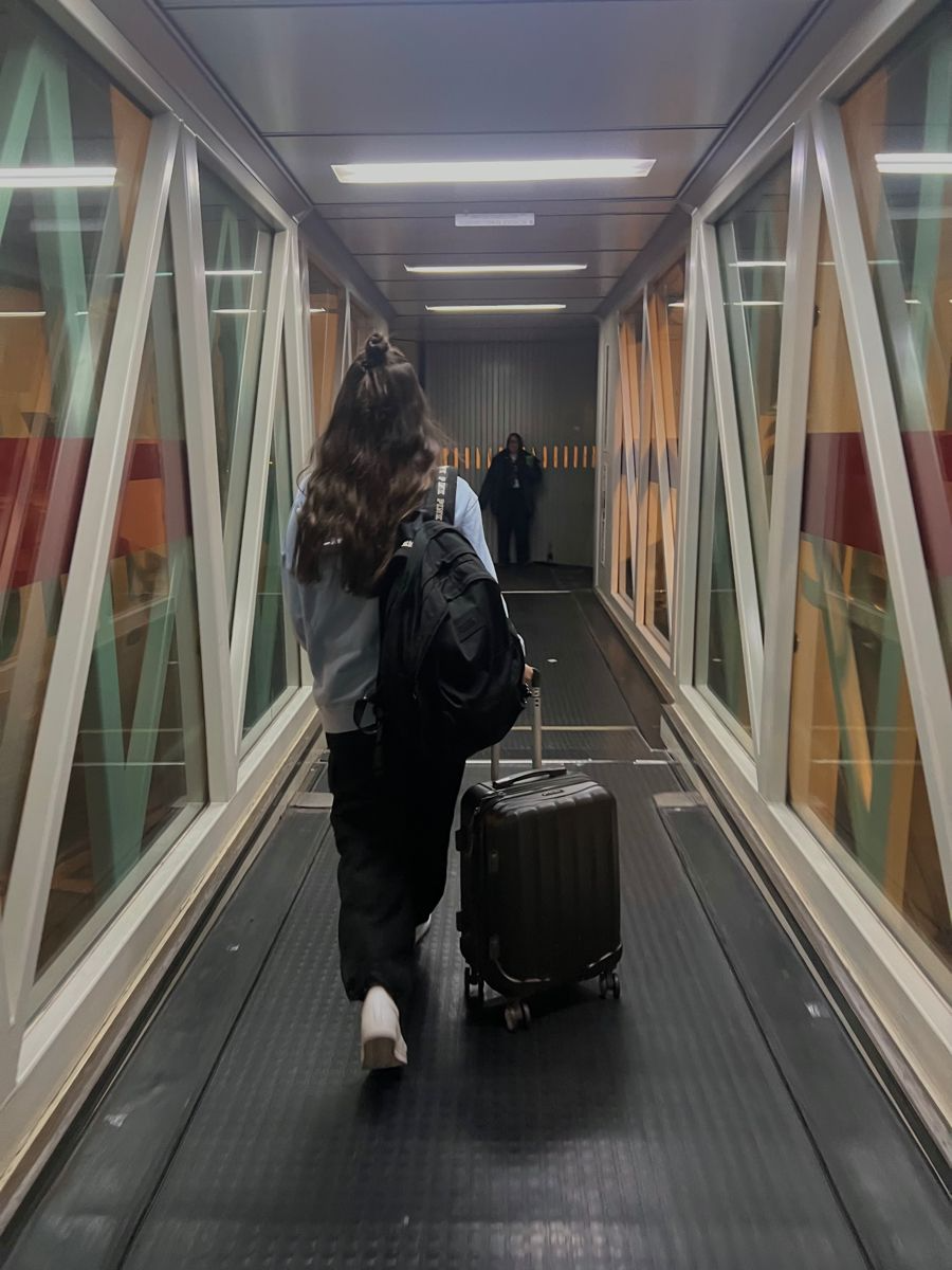 Tại sao đường về quê ngày càng gần, nhưng "đường về nhà" lại ngày một xa?- Ảnh 1. Tại sao đường về quê ngày càng gần, nhưng "đường về nhà" lại ngày một xa?- Ảnh 1.